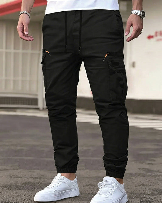 Pantalones de hombre con puños elásticos, color liso, corte relajado.