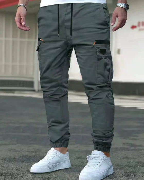 Pantalones de hombre con puños elásticos, color liso, corte relajado.