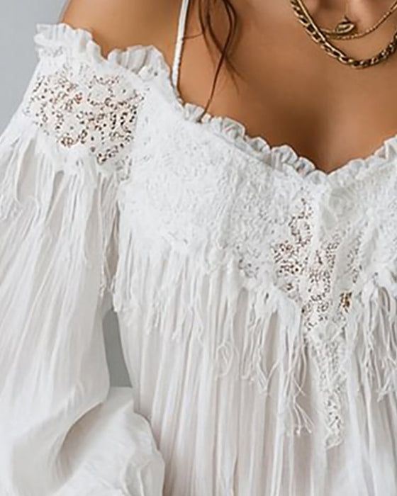 Top de tirantes con escote Bardot, encaje y borlas.