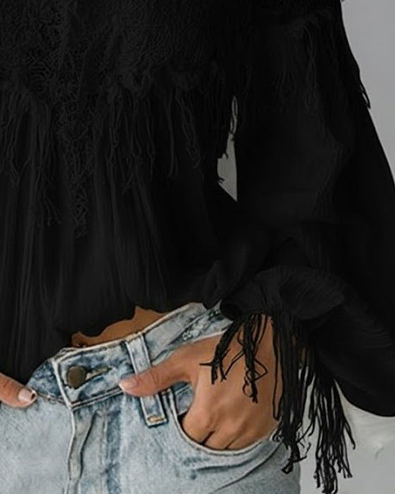 Top de tirantes con escote Bardot, encaje y borlas.