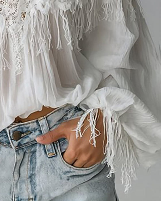 Top de tirantes con escote Bardot, encaje y borlas.