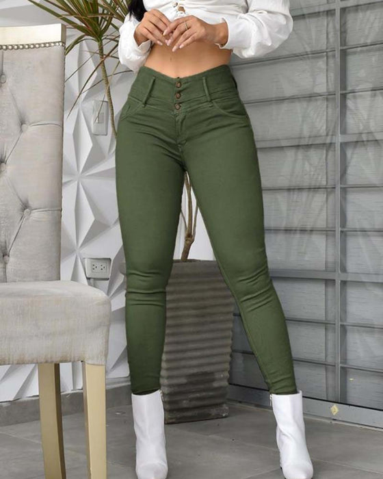 Pantalones de talle alto con bolsillos y botones, corte ajustado.