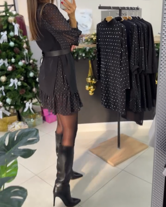 Elegante vestido con escote en V y patchwork.