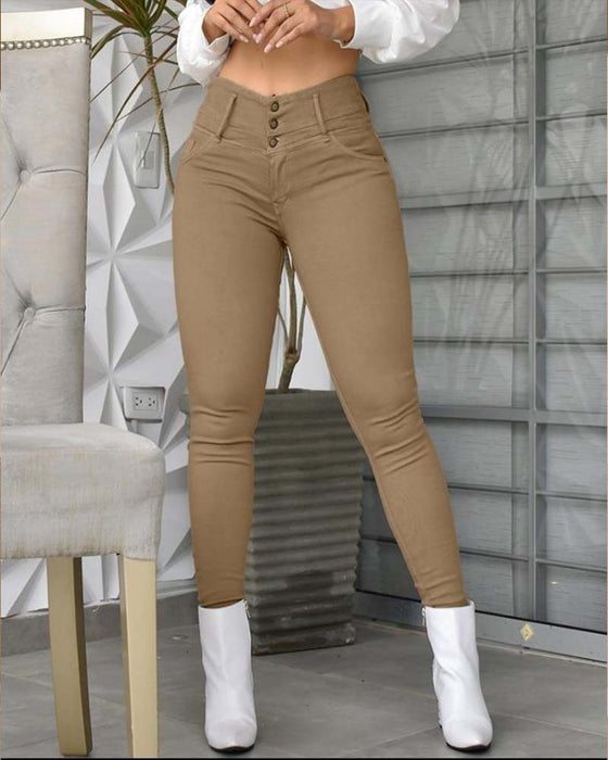 Pantalones de talle alto con bolsillos y botones, corte ajustado.