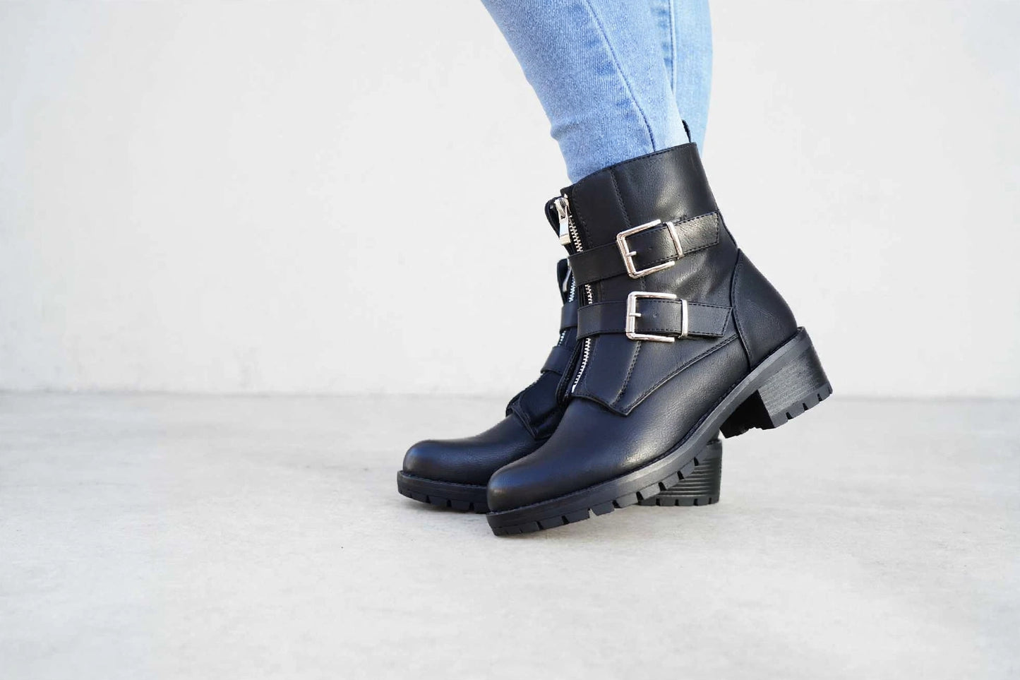 Botas moteras negras con hebillas plateadas - Lowie
