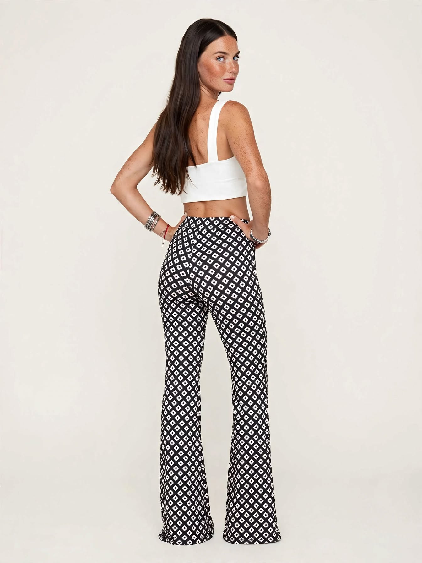 Pantalones acampanados con estampado geométrico