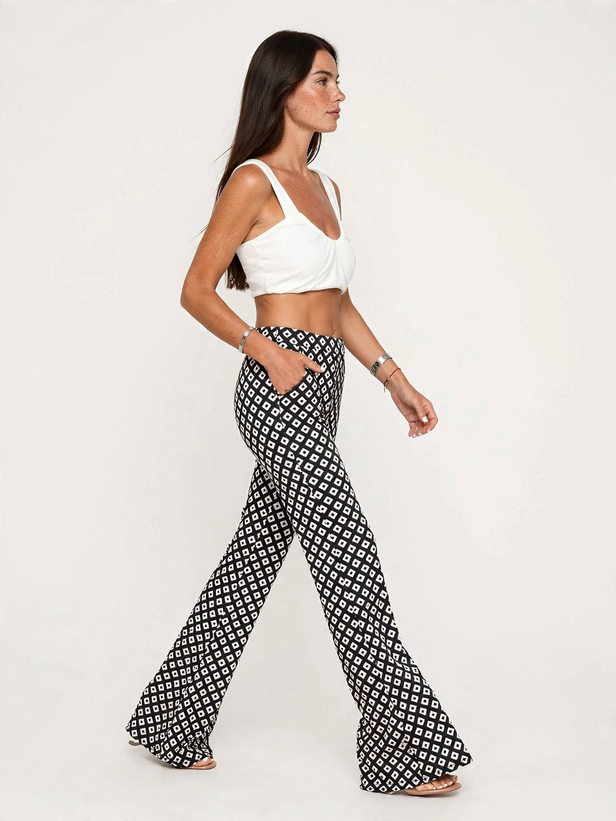 Pantalones acampanados con estampado geométrico