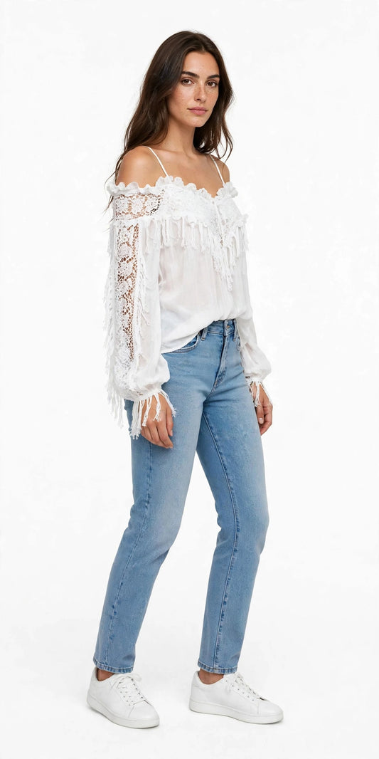 Top de tirantes con escote Bardot, encaje y borlas.