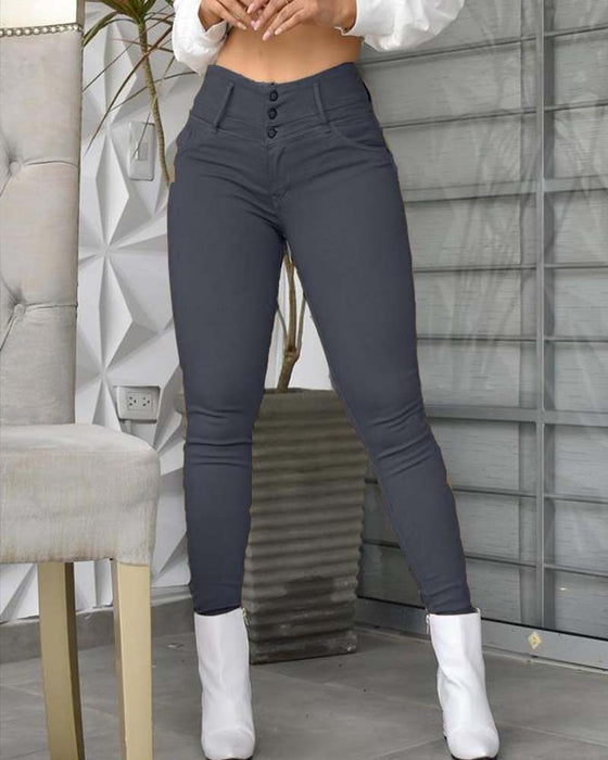 Pantalones de talle alto con bolsillos y botones, corte ajustado.