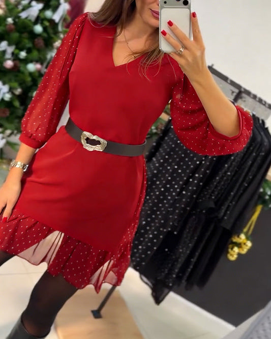 Elegante vestido con escote en V y patchwork.