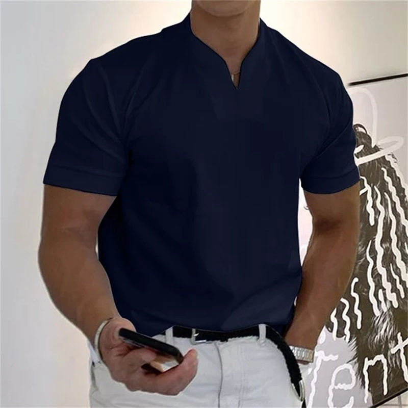 Camiseta deportiva adaptada de cuello en V para hombre, confeccionada en algodón. Ideal para entrenar y para el tiempo libre.