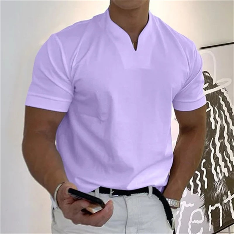 Camiseta deportiva adaptada de cuello en V para hombre, confeccionada en algodón. Ideal para entrenar y para el tiempo libre.