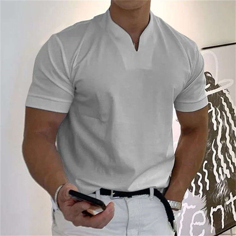 Camiseta deportiva adaptada de cuello en V para hombre, confeccionada en algodón. Ideal para entrenar y para el tiempo libre.