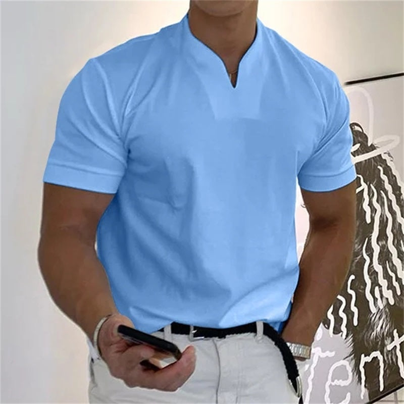 Camiseta deportiva adaptada de cuello en V para hombre, confeccionada en algodón. Ideal para entrenar y para el tiempo libre.