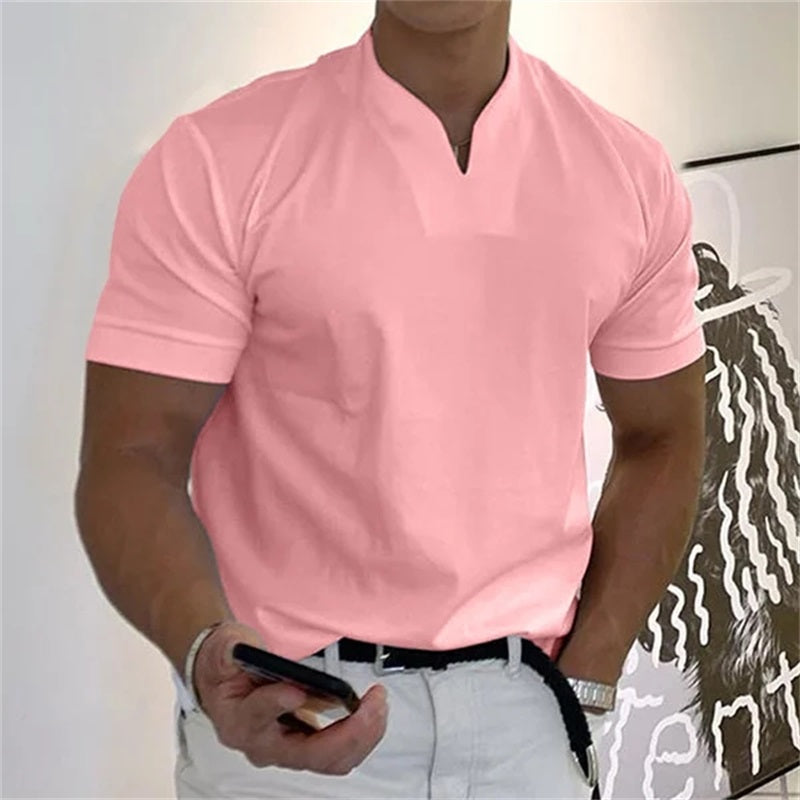 Camiseta deportiva adaptada de cuello en V para hombre, confeccionada en algodón. Ideal para entrenar y para el tiempo libre.
