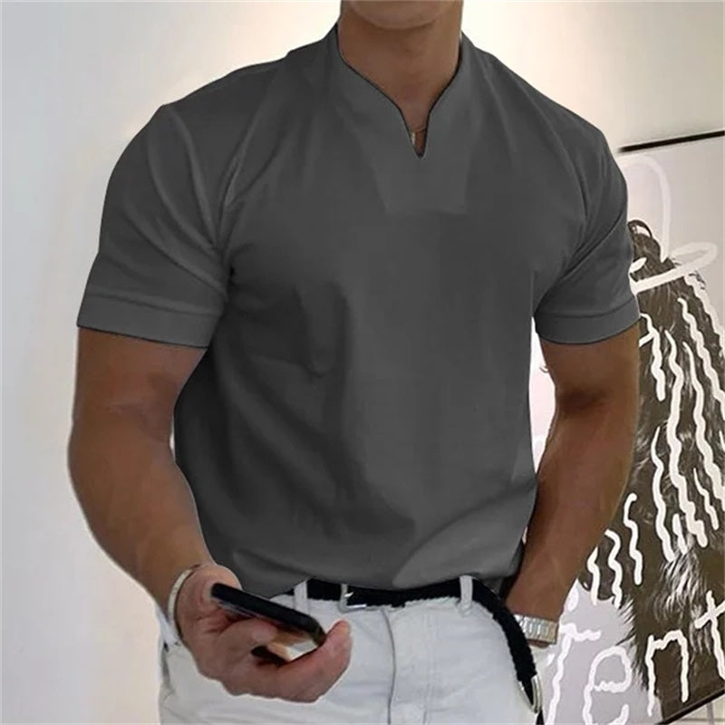 Camiseta deportiva adaptada de cuello en V para hombre, confeccionada en algodón. Ideal para entrenar y para el tiempo libre.