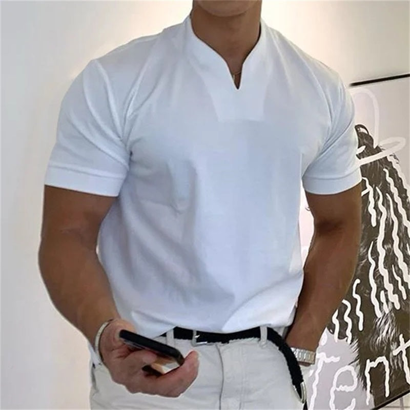Camiseta deportiva adaptada de cuello en V para hombre, confeccionada en algodón. Ideal para entrenar y para el tiempo libre.