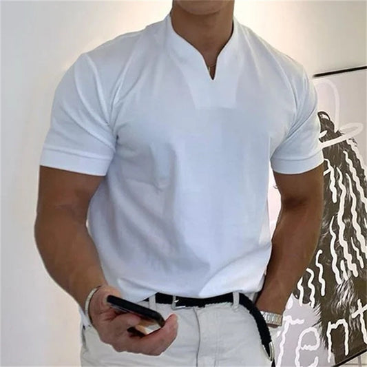 Camiseta deportiva adaptada de cuello en V para hombre, confeccionada en algodón. Ideal para entrenar y para el tiempo libre.