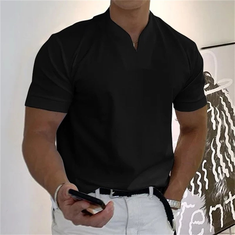 Camiseta deportiva adaptada de cuello en V para hombre, confeccionada en algodón. Ideal para entrenar y para el tiempo libre.