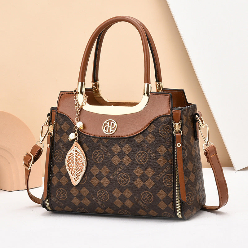 Elegante bolso de mano para mujer con dije de hoja