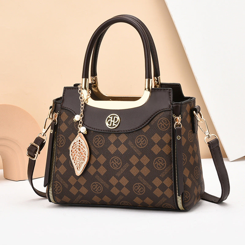 Elegante bolso de mano para mujer con dije de hoja