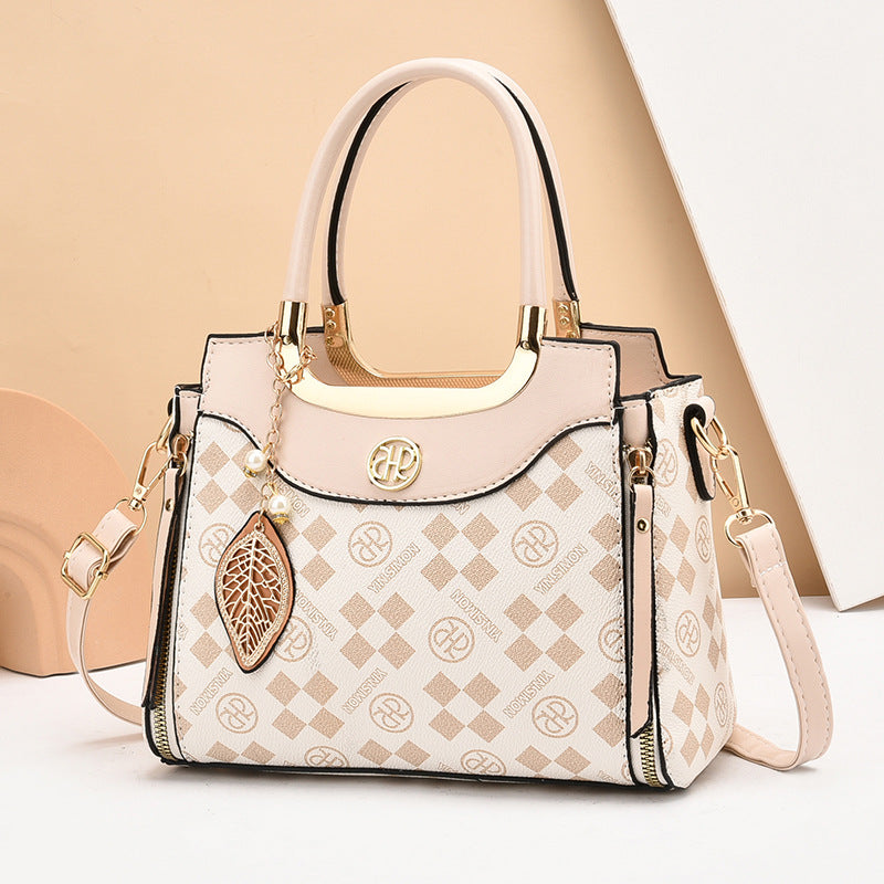 Elegante bolso de mano para mujer con dije de hoja