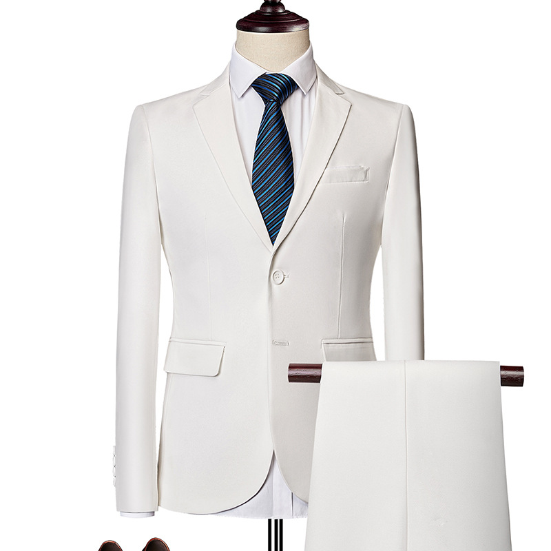 Conjunto de traje de negocios de dos piezas para hombre con un corte moderno.