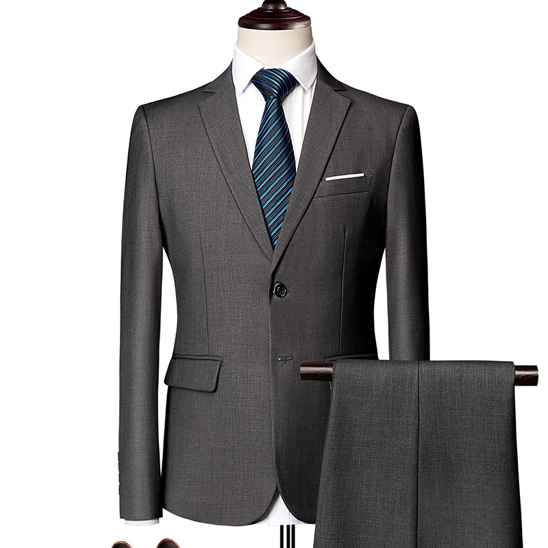 Conjunto de traje de negocios de dos piezas para hombre con un corte moderno.